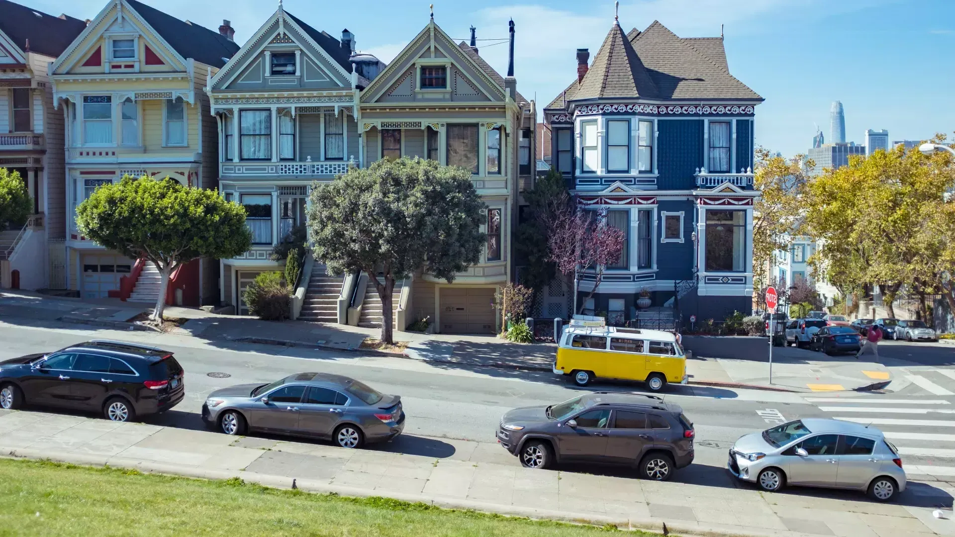 Voitures garées devant les Painted Ladies