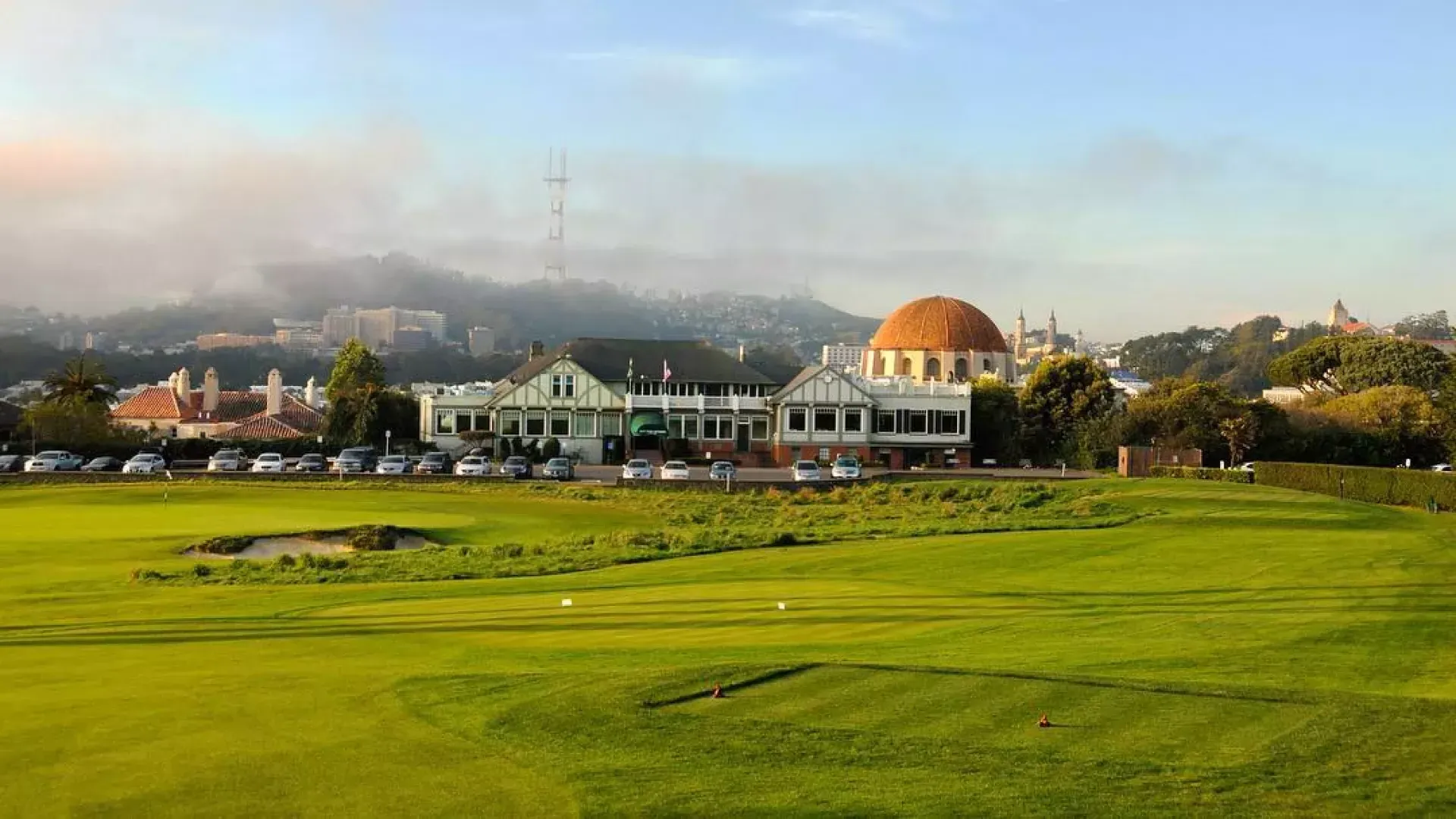 Les greens du parcours de golf Presidio brillent lors d'une journée ensoleillée à San Francisco.