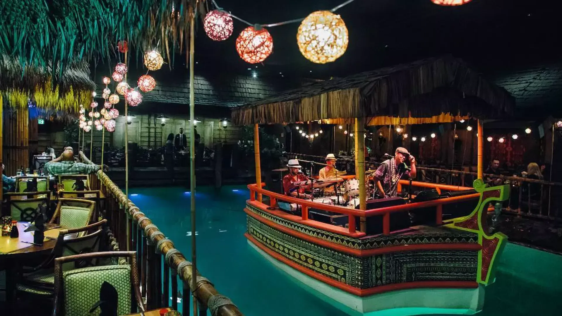 Le groupe maison joue dans le lagon de la salle Tonga, mondialement connue, de l'hôtel Fairmont de San Francisco.