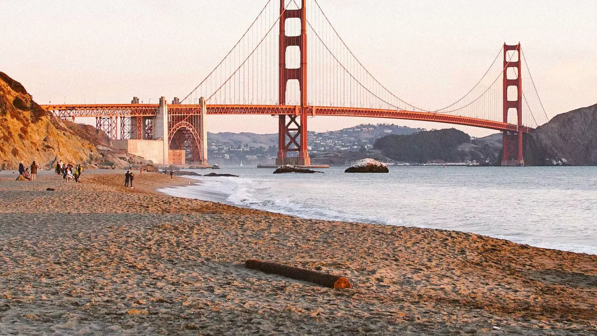 La plage Baker Beach de San Francisco est photographiée avec le Golden Gate Bridge en arrière-plan