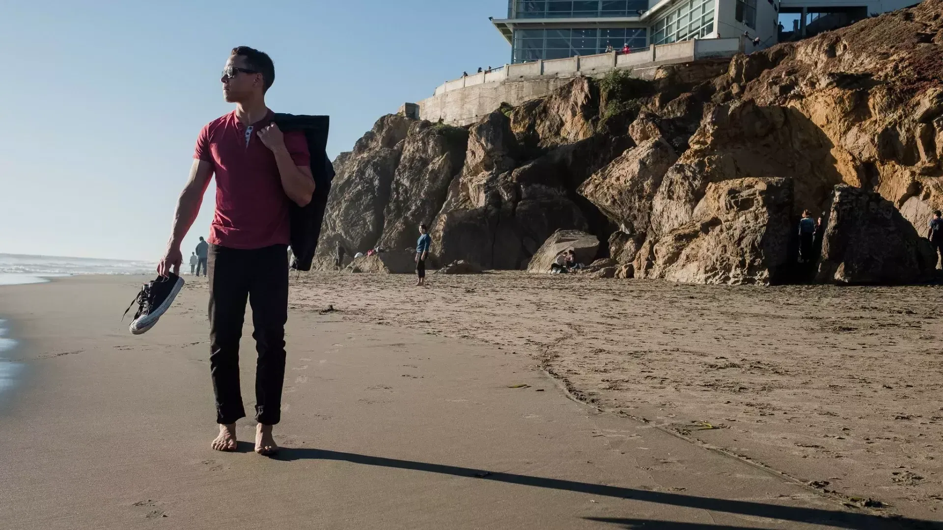 Nick Whittlesey pieds nus sur Ocean Beach