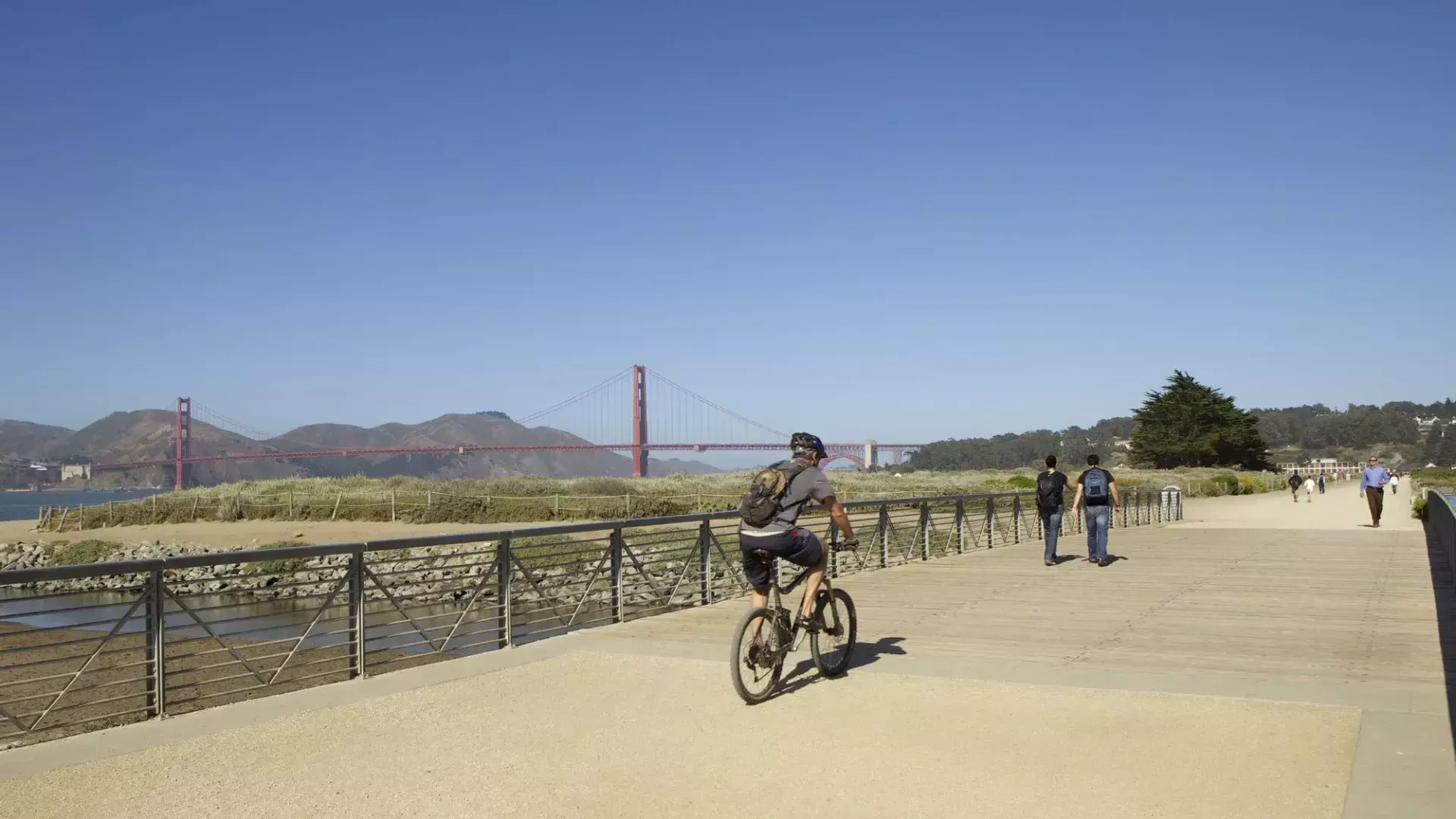 Un hombre anda en bicicleta por un sendero en Crissy Field. San Francisco, California.