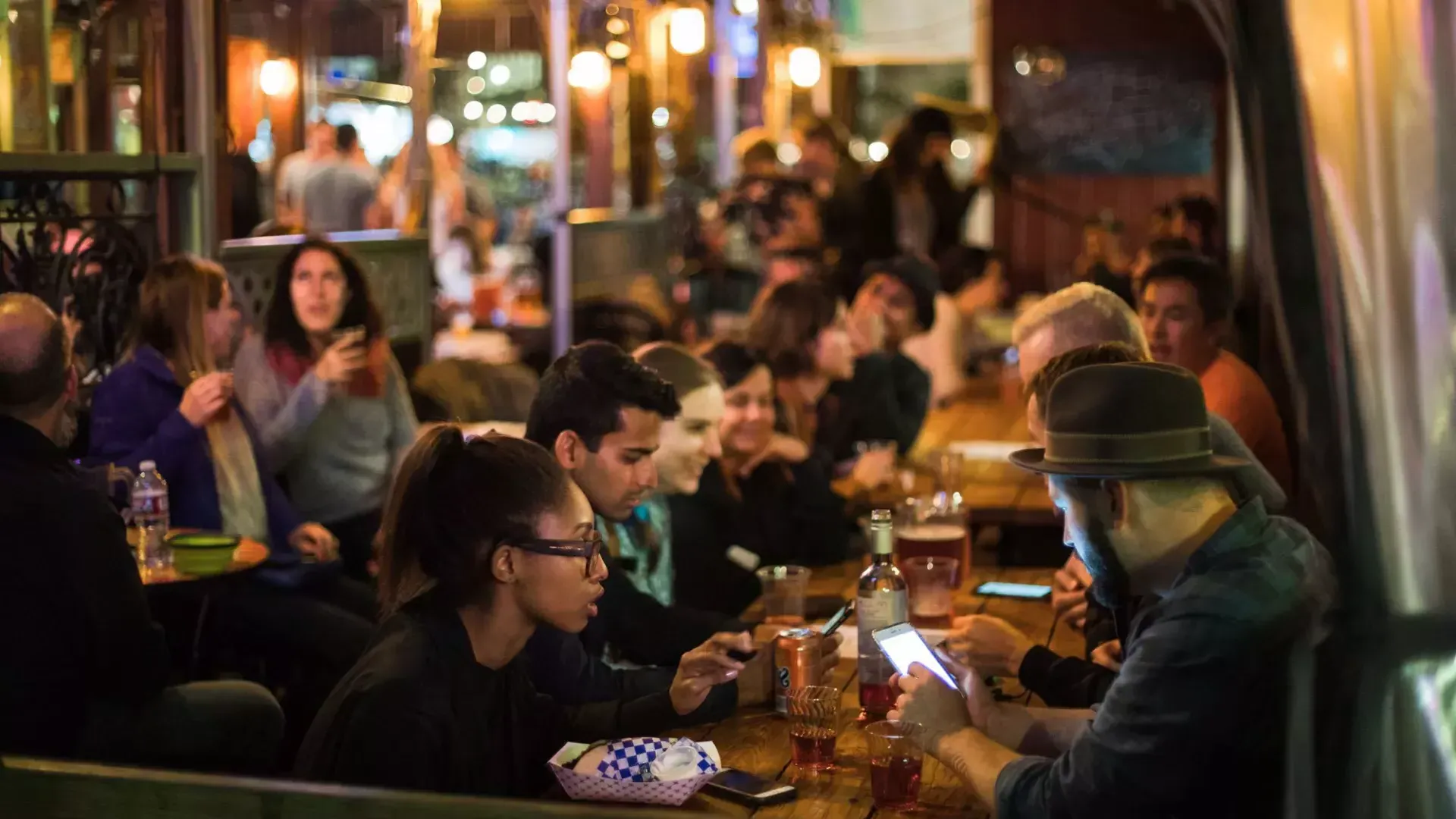 Des gens mangent dans une salle à manger bondée à SoMa . San Francisco, Californie.