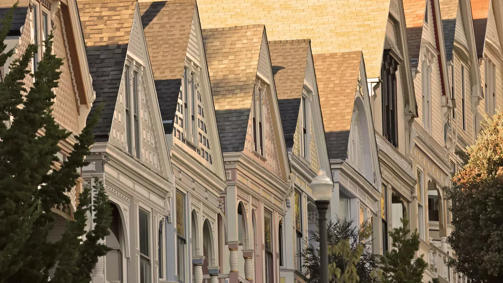 Gros plan d'une rangée de maisons victoriennes dans le quartier Castro de San Francisco.