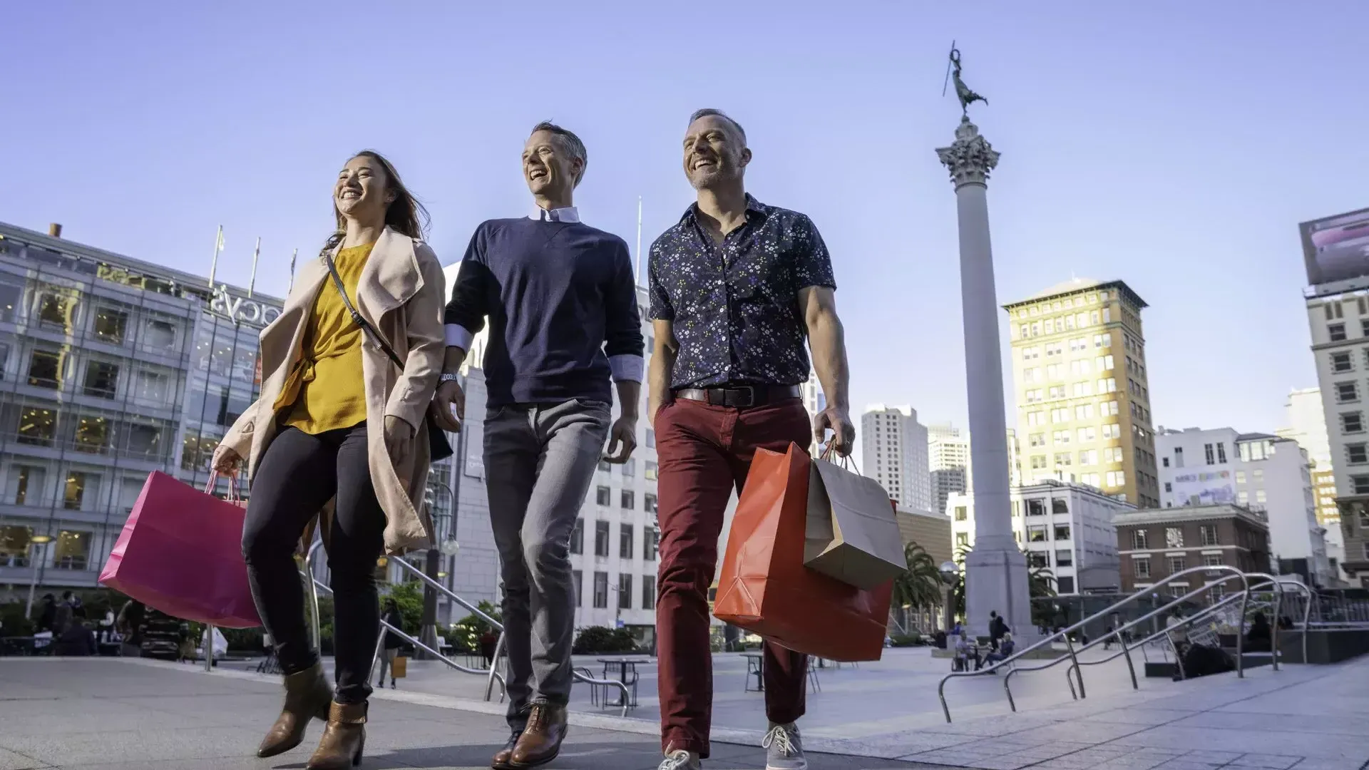 Des acheteurs se promènent sur Union Square à San Francisco.