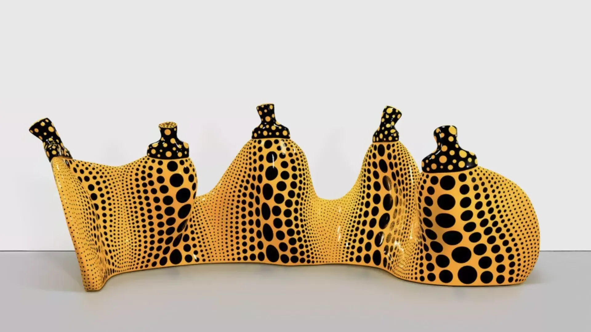 Image de sculptures de Yayoi Kasuma, citrouilles déformées avec des taches noires