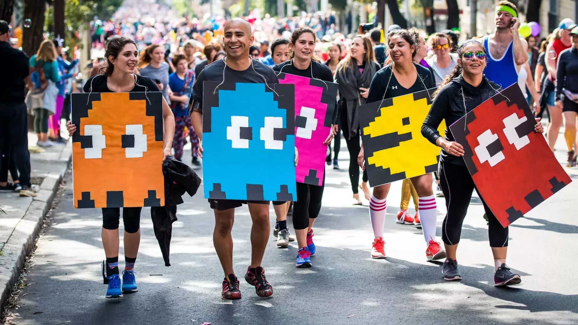 Coureurs habillés en costumes de Pac Man pour Bay to Breakers Race SF