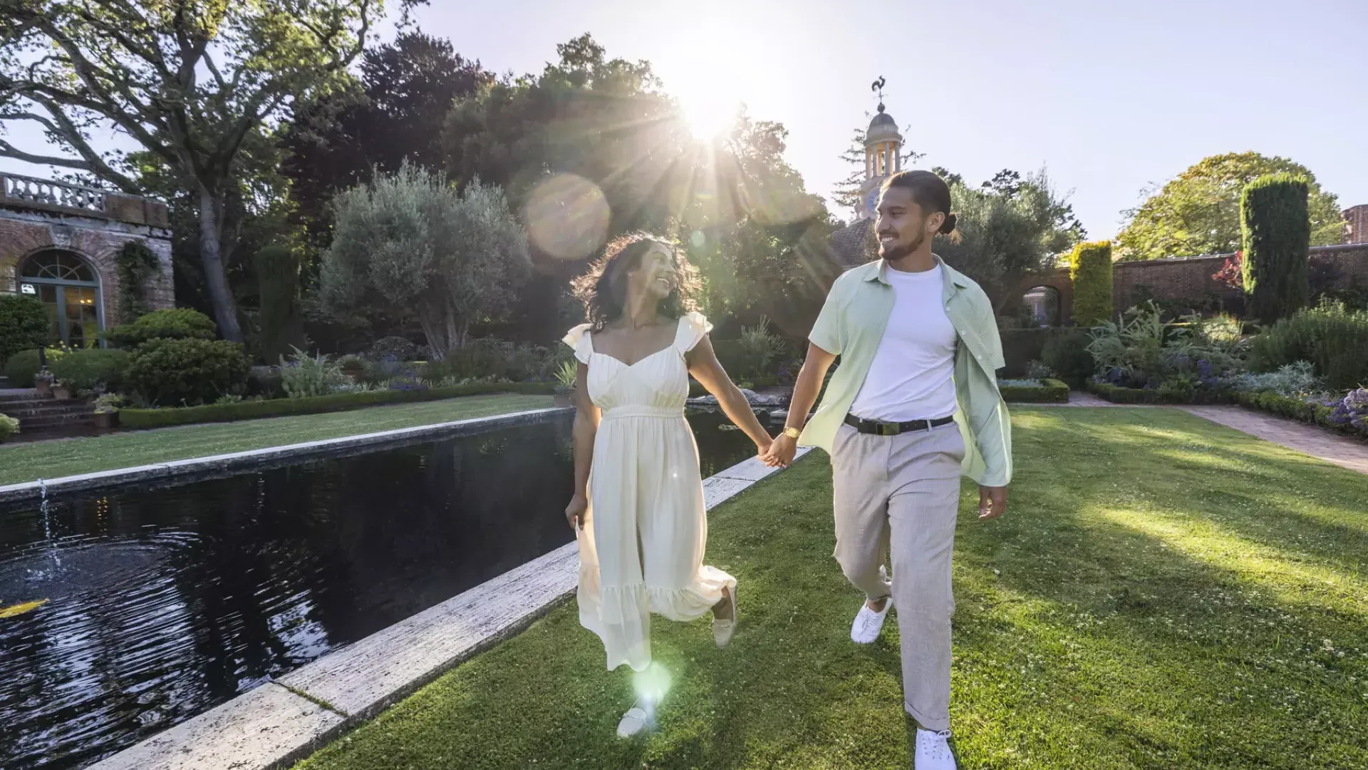 Les visiteurs se promènent dans les jardins de Filoli