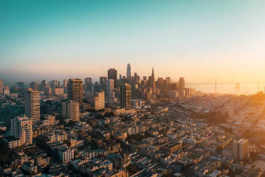 L’horizon de San Francisco est vu du ciel dans une lumière dorée.