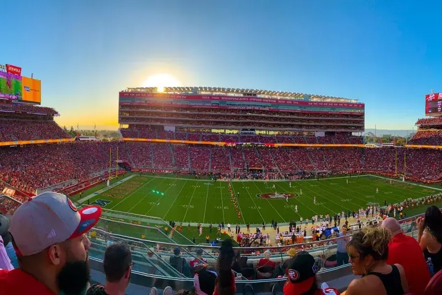 Vue du terrain de football du Levi's Stadium à Santa Clara, en Californie, domicile des San Francisco 49ers .