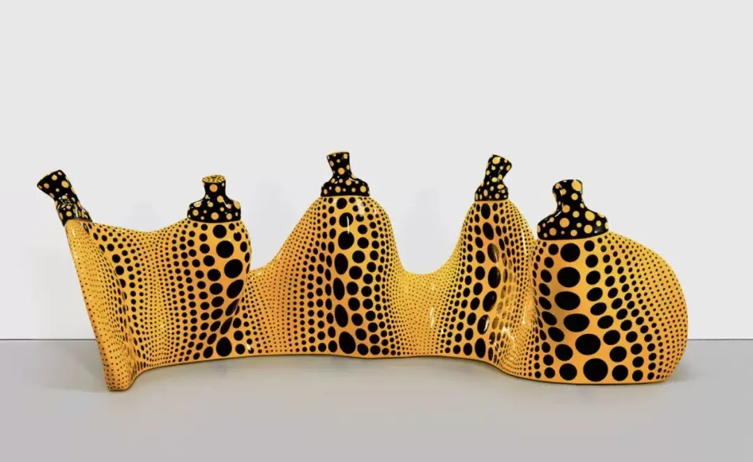 Image de sculptures de Yayoi Kasuma, citrouilles déformées avec des taches noires