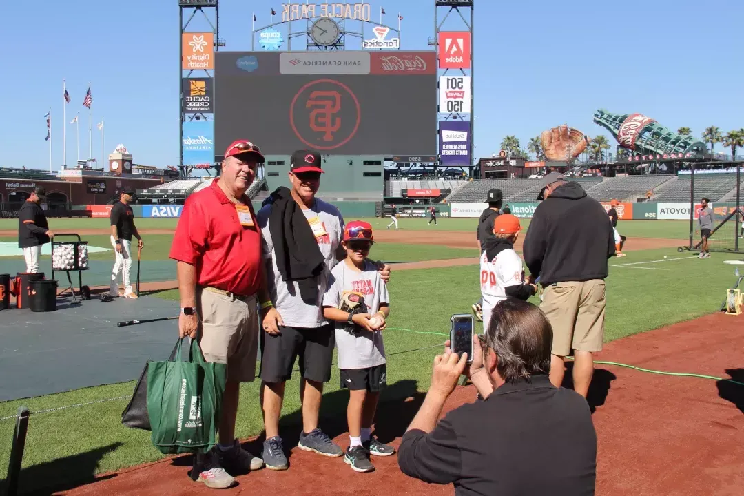 Les visiteurs se font prendre en photo sur le terrain d'Oracle Park.