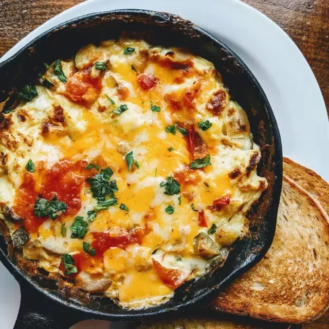 Un plato de macarrones con queso servido en una sartén.