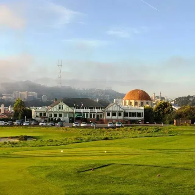 Les greens du parcours de golf Presidio brillent lors d'une journée ensoleillée à San Francisco.