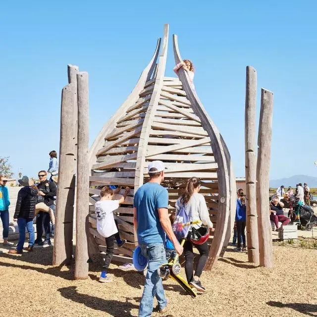 Las familias juegan en The Outpost en el Presidio