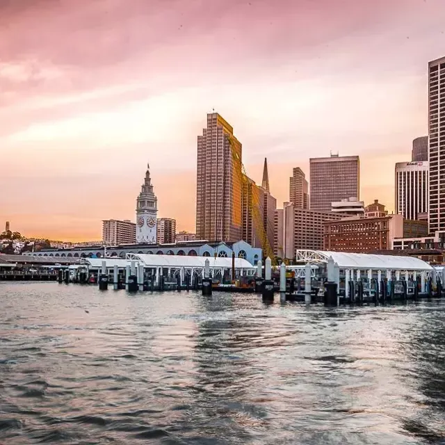 El Ferry Building al atardecer desde la bahía.