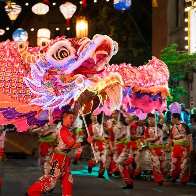 Des danseurs manipulent un dragon géant illuminé lors du défilé du Nouvel An lunaire à San Francisco.