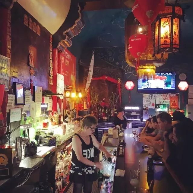 Un bar de plongée éclectique à San Francisco.