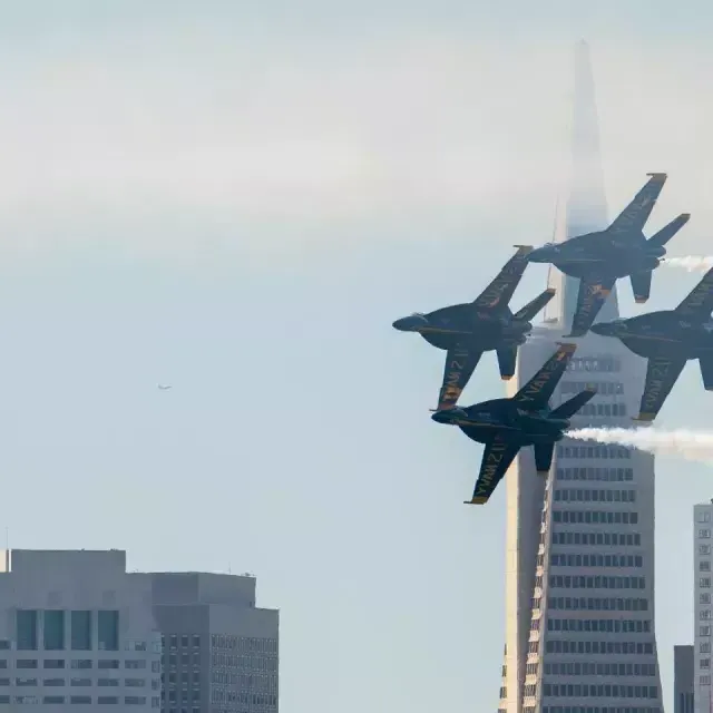 Aviões Blue Angel voando perto da Pirâmide Transamérica